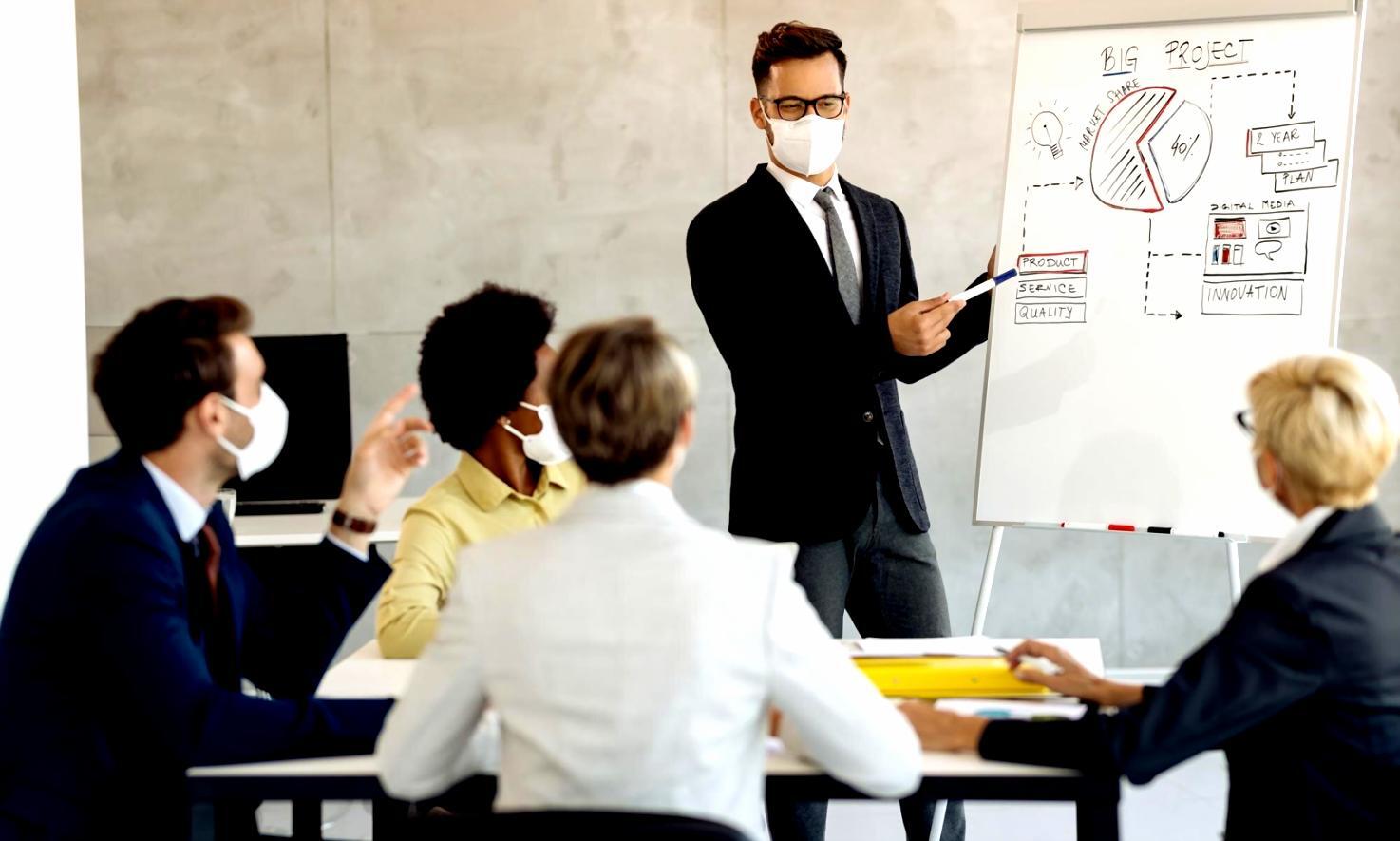 Geschäftsteam bei der Analyse von Wirtschaftsdaten und Marktindikatoren