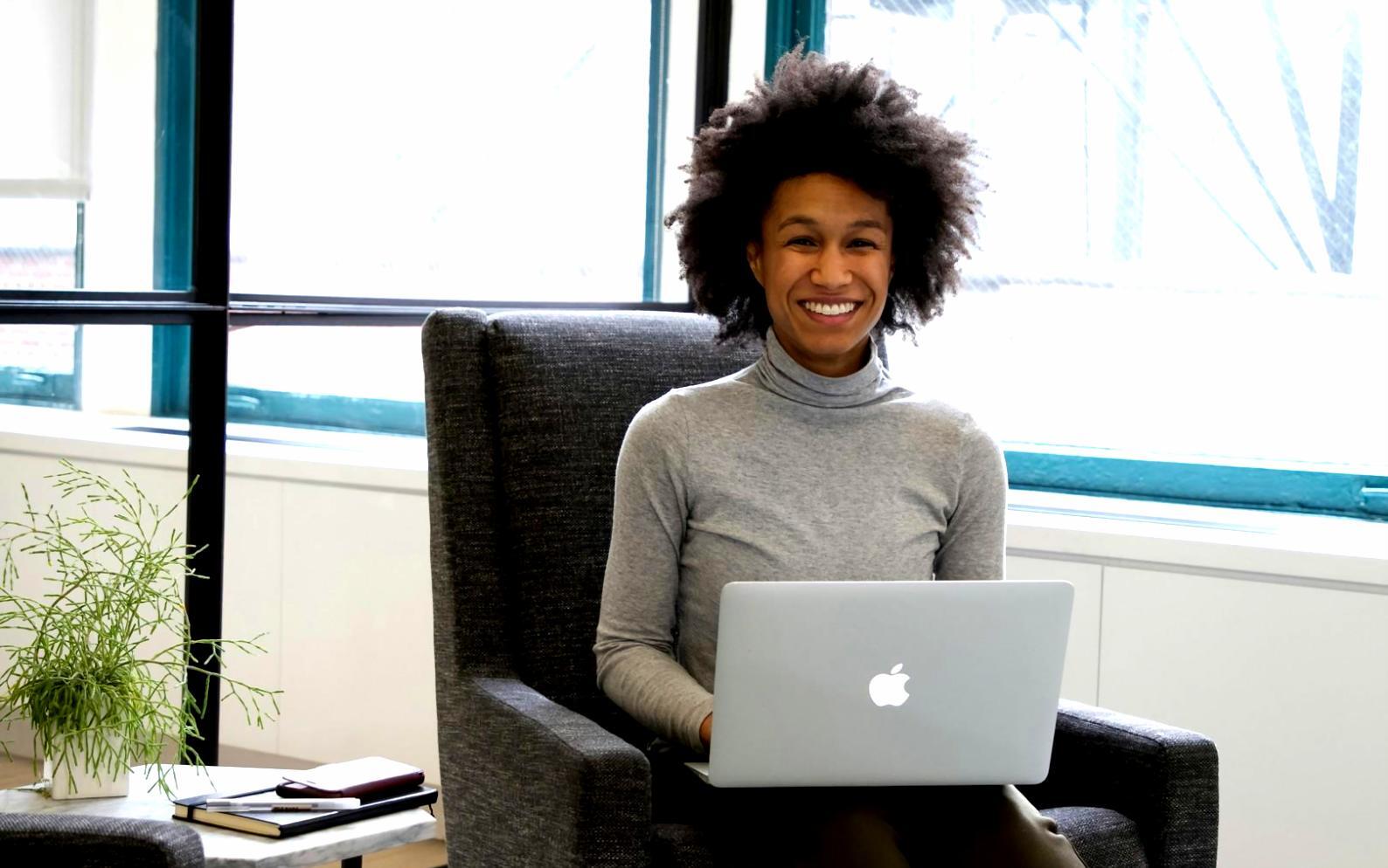 Erfolgreiche Teilnehmer einer Wirtschaftsschulung bei der Gruppenarbeit
